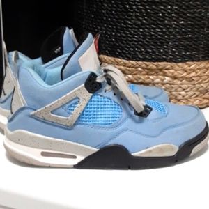 Air Jordan 4 UNC